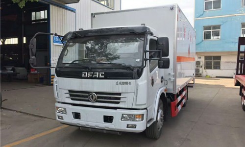 東風多利卡3類易燃液體廂式車 