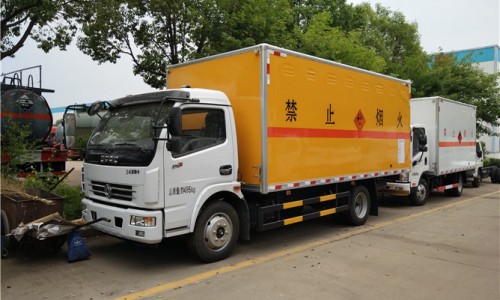 7噸東風D7雷管廂式運輸車 