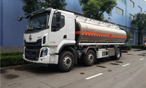 24.7立方東風柳汽小三軸運油車 