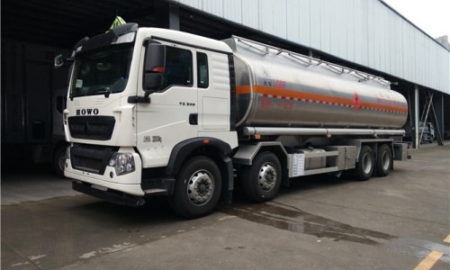 30.5立方重汽豪沃350馬力運油車 