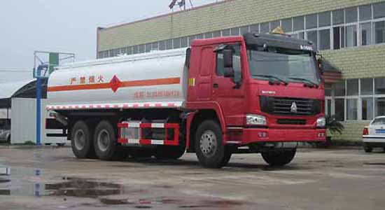 斯太爾雙橋化工液體運輸車 