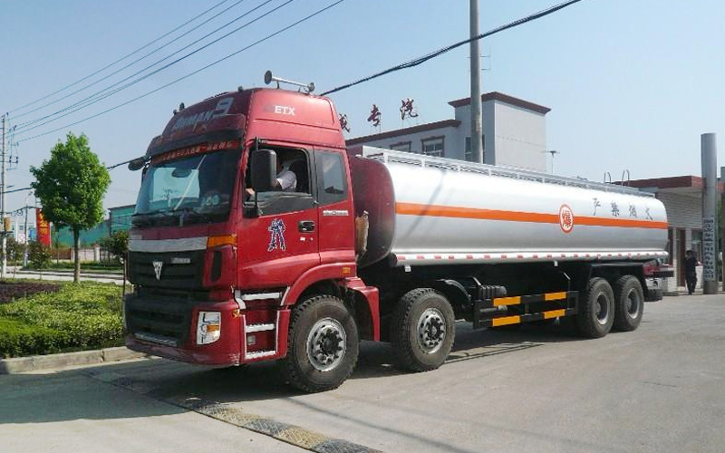 歐曼前四后八化工液體運輸車 