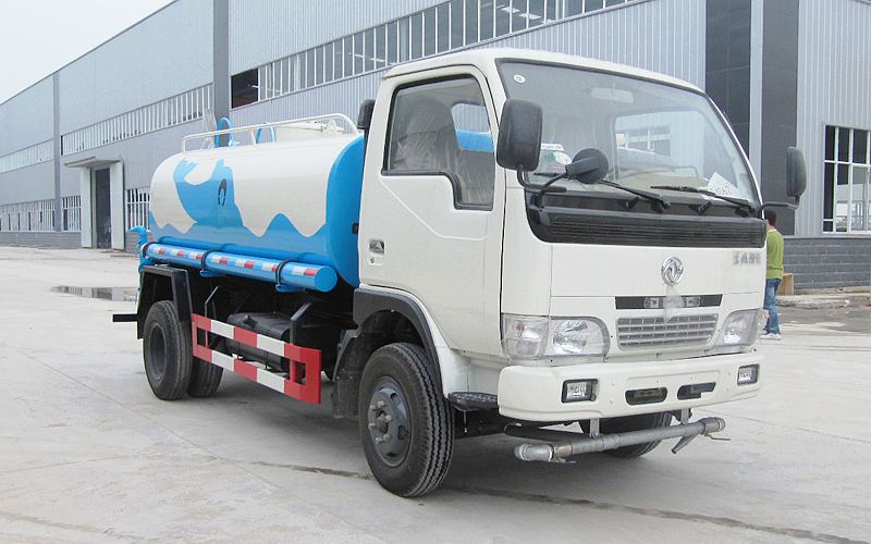 東風勁卡灑水車 
