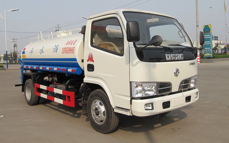 東風小多利卡3噸灑水車 
