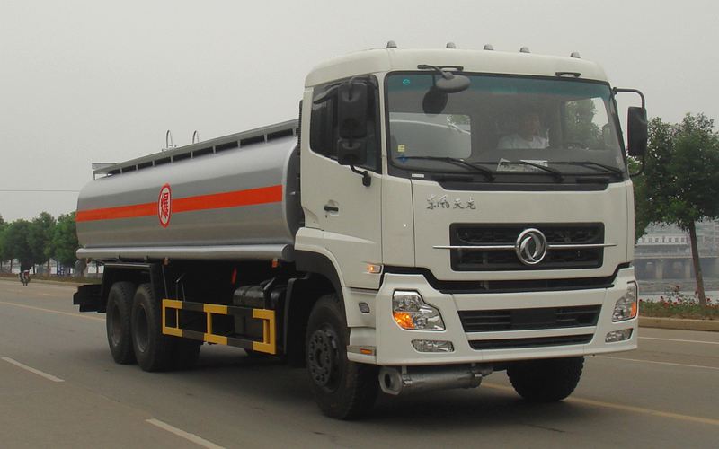 東風天龍運油車 