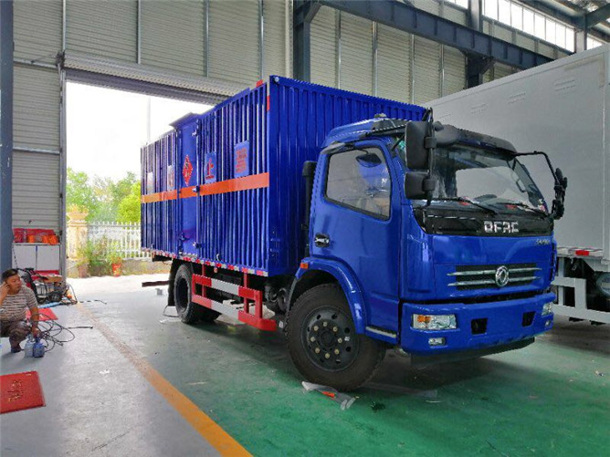 東風(fēng)多利卡易燃?xì)怏w運(yùn)輸車 